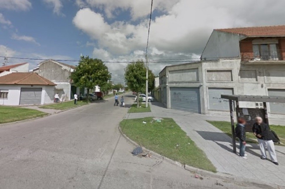 Motochorro intentó robar en una parada de colectivo: una víctima era policía, se defendió y lo mató | Actualidad