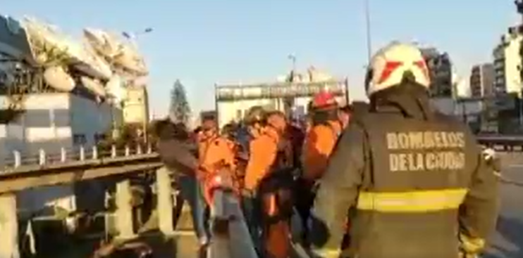 Bomberos de la Ciudad rescataron a un hombre que amenazaba con suicidarse | Actualidad