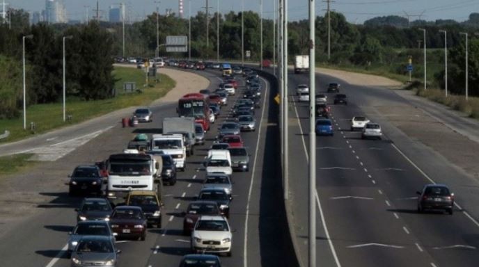 Una lluvia de billetes generó un atasco en la autopista Buenos Aires-La Plata | Actualidad