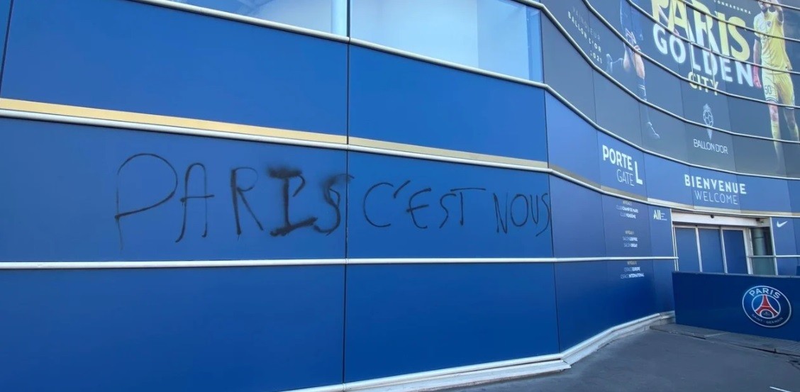 Tras abucheos a Messi y Neymar, instalaciones del PSG amanecieron con insultos | Deportes