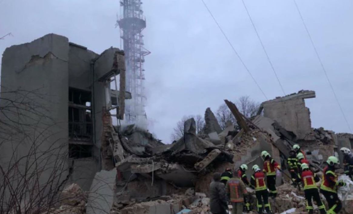 Al menos nueve personas murieron tras un bombardeo ruso contra una torre de televisión en Ucrania | Internacionales