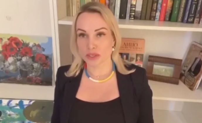 La periodista rusa que se manifestó en contra de la guerra podría enfrentar hasta 15 años de prisión | Internacionales