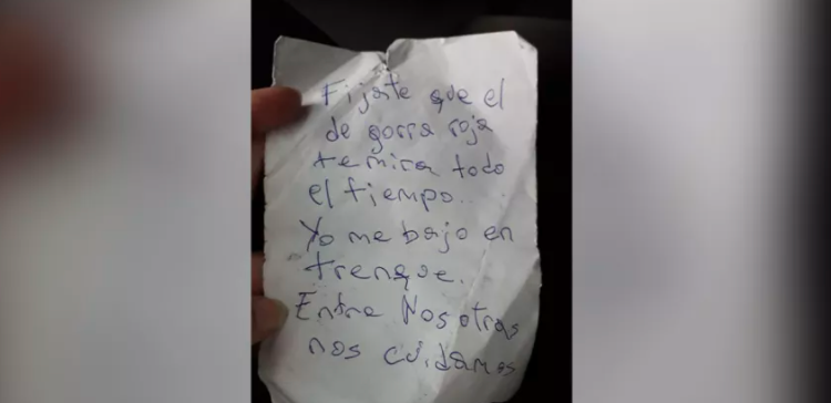 La alerta en un papel que le dejó una joven a otra en un micro: "El de gorra roja te mira todo el tiempo" | Actualidad