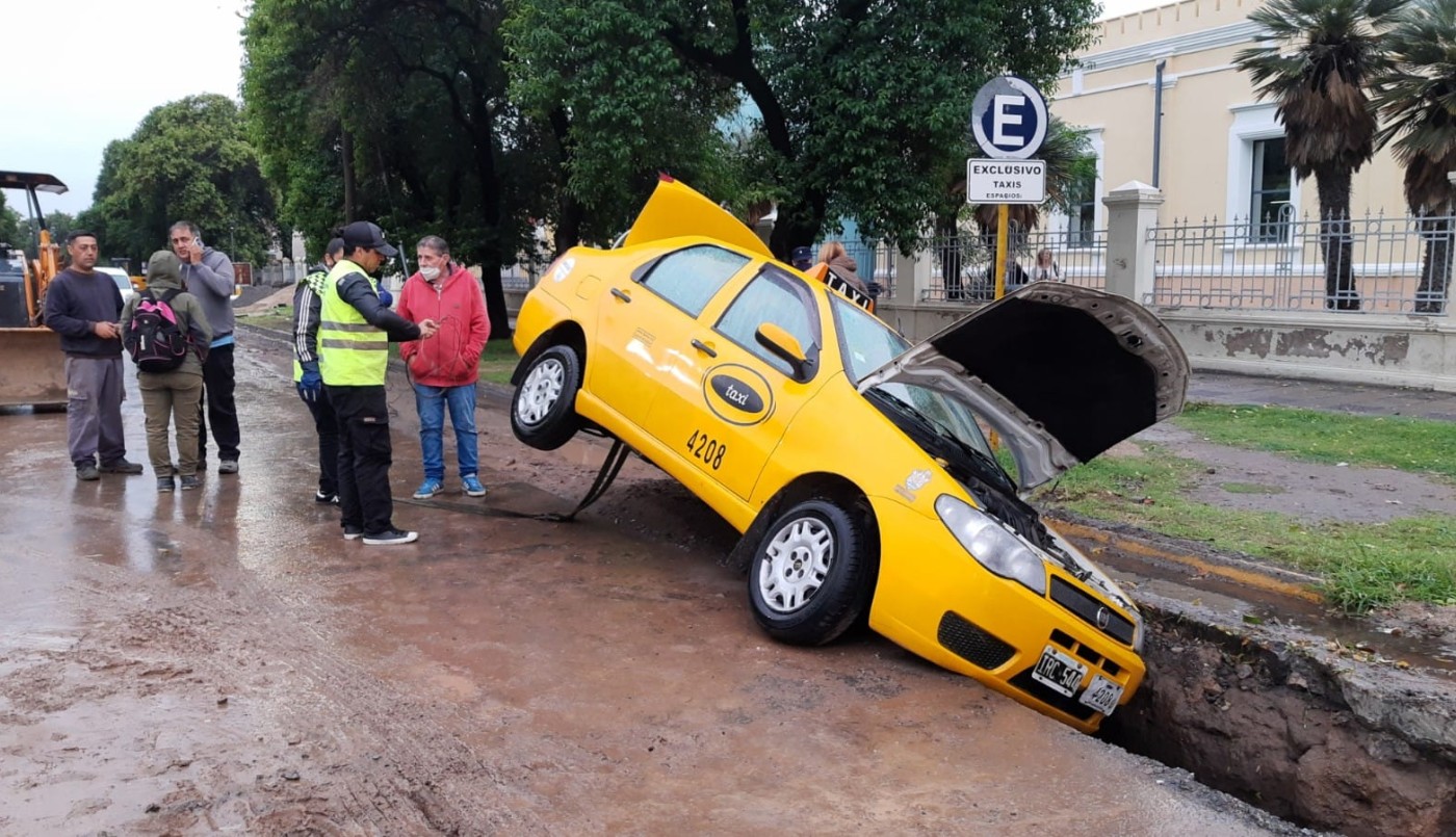 Córdoba: Un taxi fue "tragado" por una zanja | Actualidad