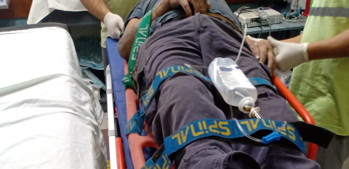 Estaba cortando una rama, tuvo que saltar de cuatro metros de altura y sufrió una fractura expuesta | Actualidad