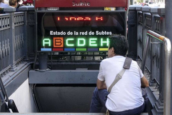 Caos en la Línea B de subte: los pasajeros quedaron encerrados por un corte de luz | Actualidad