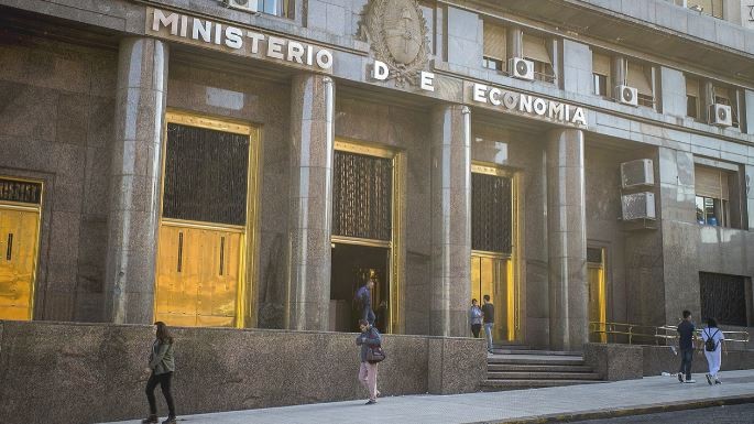 Se cuadriplicó el déficit público en febrero y pone en riesgo el acuerdo con el FMI | Economía