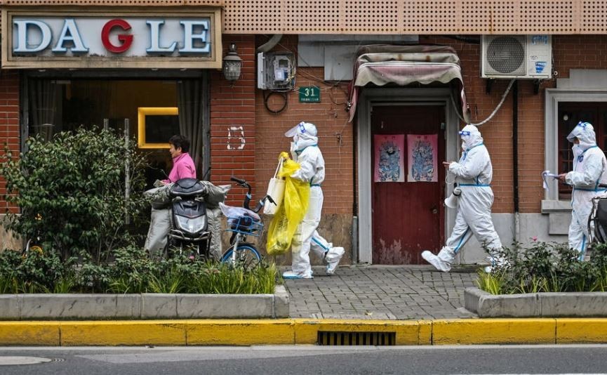 China confinó a la mitad de Shanghái para contener el mayor brote de coronavirus en el país | Internacionales