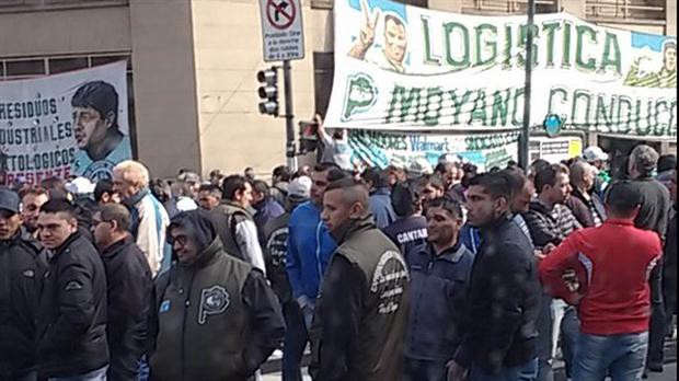 Allanamiento en el sindicato de Camioneros: investigan extorsiones a empresas de transporte | Política