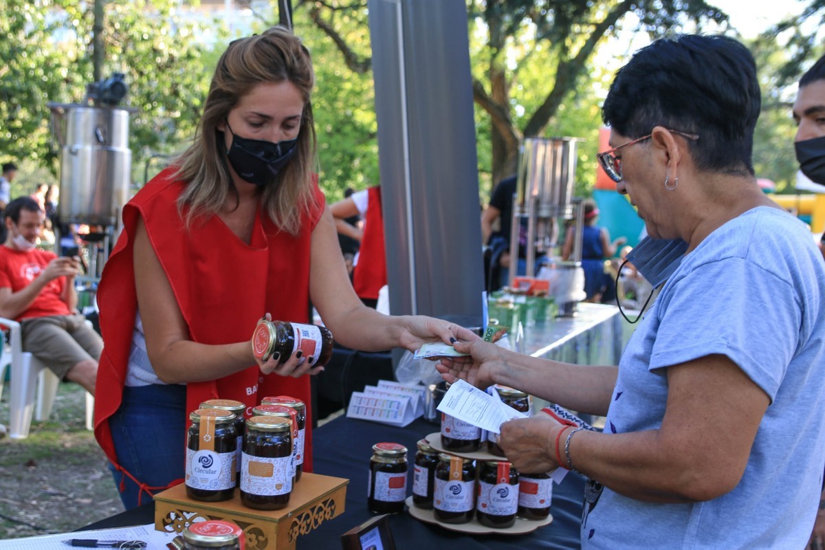 Promueven la venta de mermeladas caseras con fruta recuperada de árboles de La Plata | Actualidad