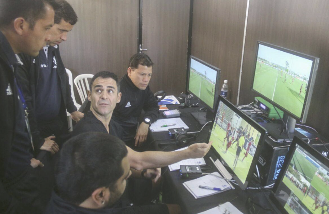 La Liga Profesional anunció los árbitros de la octava fecha, en la que se estrenará el VAR | Deportes