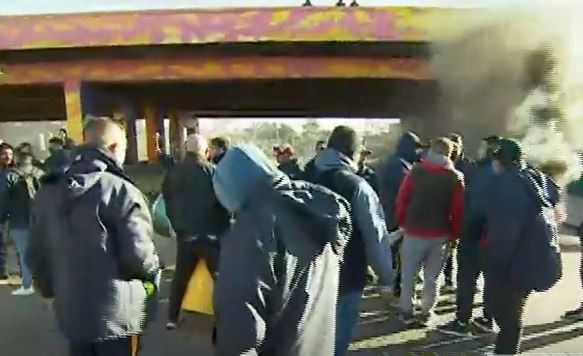 Choferes realizan cortes en Acceso Oeste y Liniers en reclamo de un salario básico de 180 mil pesos | Actualidad