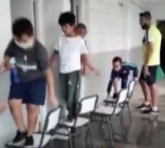 Escuela inundada en Rosario: los alumnos se trasladan a través de un camino hecho con sillas | Actualidad