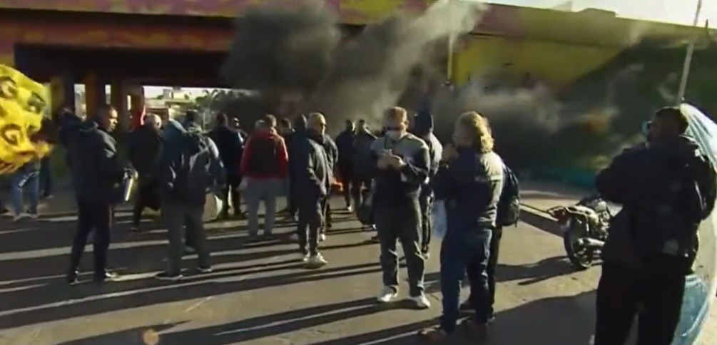 Piquete de colectiveros: se enfrentaron a piedrazos con comerciantes y vecinos | Actualidad