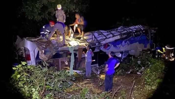 Un micro cayó por un acantilado en el sur de Brasil: hay 10 muertos y 21 heridos | Internacionales