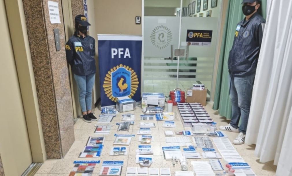 Cayó una banda que estafaba con datos que conseguía de testeos de Covid-19 | Actualidad