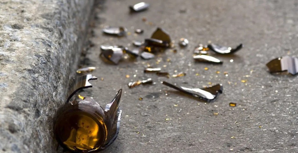 Le guiñó el ojo a una mujer: el esposo le dio un botellazo y lo dejó inconsciente | Actualidad