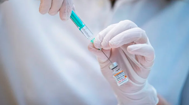 Un hombre se vacunó 87 veces contra el coronavirus para vender los certificados falsos | Internacionales