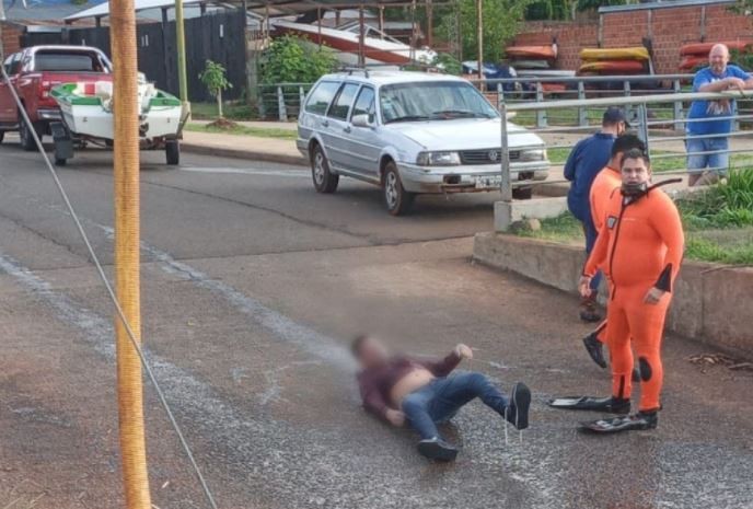 Macabro: Sintió un golpe en su embarcación y era una camioneta sumergida con un cadáver adentro | Actualidad