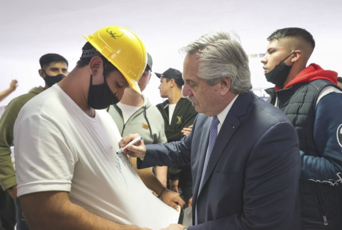 El Presidente entregó viviendas en Avellaneda: "Tener un techo digno es un derecho humano" | Política