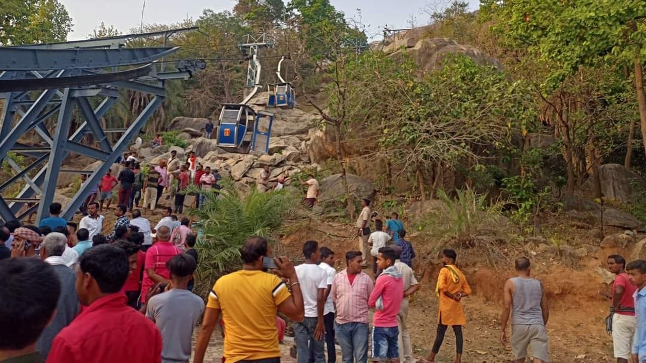 Un choque de teleféricos en India deja un muerto y decenas de personas suspendidas en el aire | Internacionales