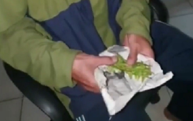 Video: fue a la comisaría a denunciar que compró droga ilegal y lo estafaron | Internacionales