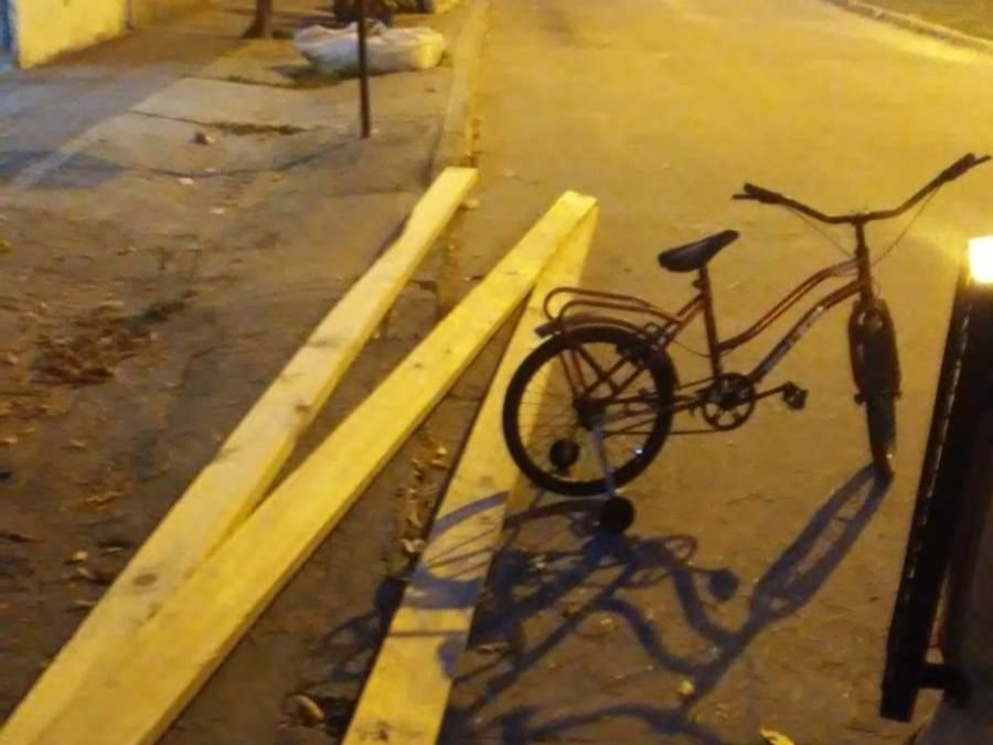 Robó una bicicleta y tres maderas y le dieron una paliza que lo dejó en estado crítico: detuvieron a los agresores | Actualidad