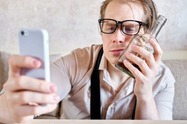 Se viene una app que evita mandar mensajes por Whatsapp estando borracho | Tecno