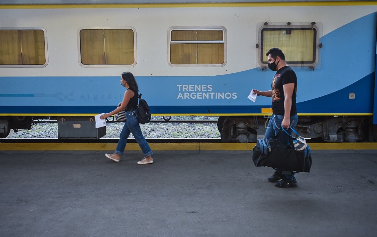 Vuelve a circular el tren que une Buenos Aires con Bahía Blanca | Actualidad