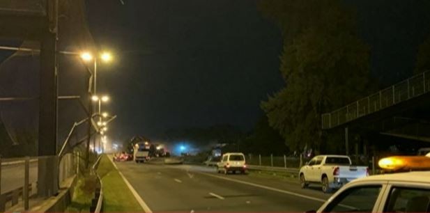 Un camión chocó contra un puente peatonal y volcó en la autopista Acceso Oeste | Actualidad