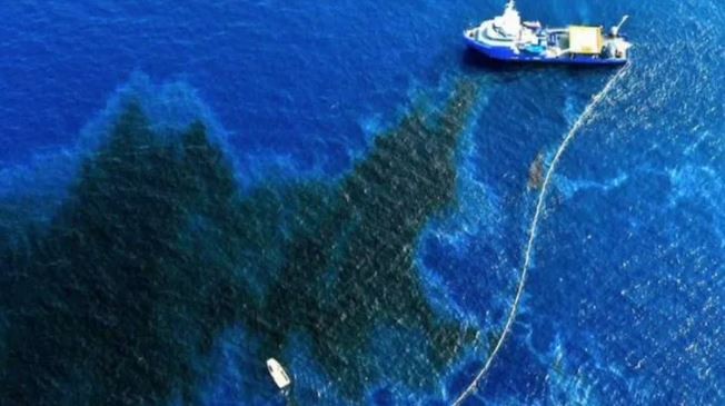 Una embarcación que llevaba unos 7.500 litros de diésel se hundió frente a Galápagos | Clima, naturaleza y medio ambiente