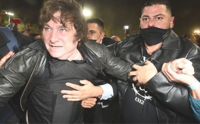 Milei usa chaleco antibalas en sus actos públicos | Política