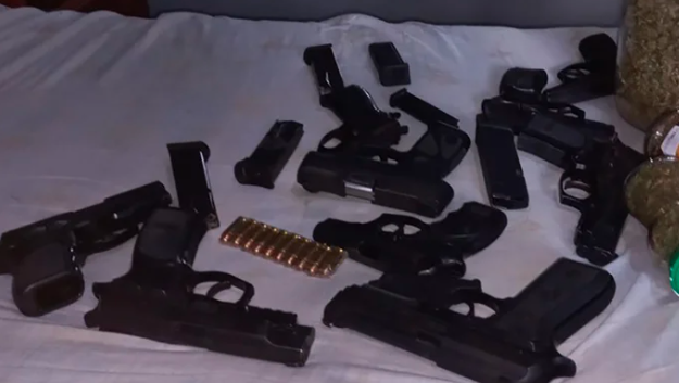 Un policía rosarino le cambió armas por una moto a un narco: su mamá le dio una cachetada cuando quedó preso | Actualidad