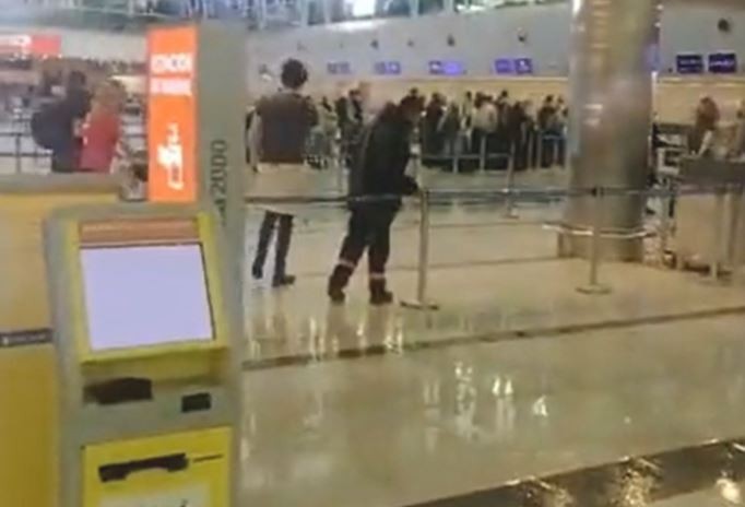 Por el temporal, se voló parte del techo y se inundó el hall central del Aeropuerto de Ezeiza | Actualidad