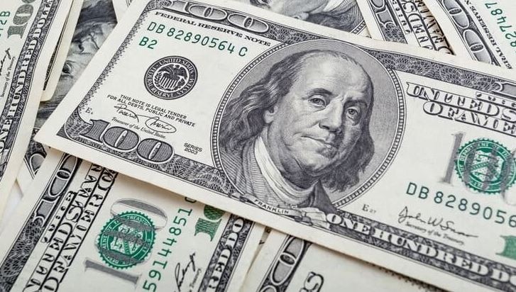 Luego de seis jornadas consecutivas en suba, el dólar blue bajó y cerró en $206,50 | Economía