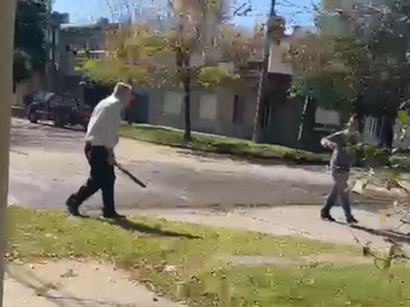 Video: discutieron y atacó a machetazos al vecino por las hojas que le caen en la vereda | Actualidad