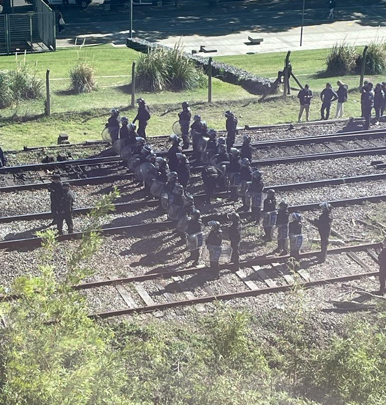 Trabajadores de empresas tercerizadas cortan vías del Ferrocarril San Martín en Palermo | Actualidad