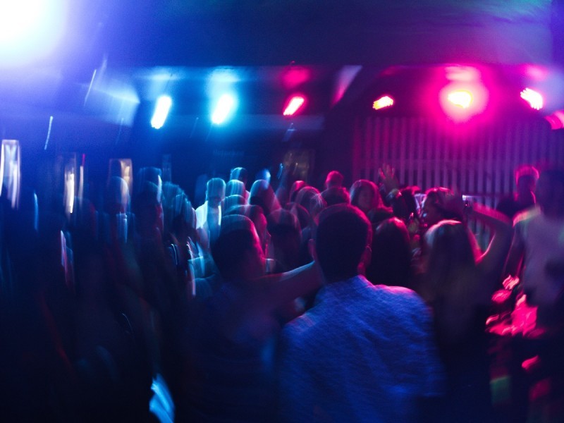 "Psicosis" por misteriosos pinchazos en boliches en Francia: víctimas sufrn náuseas, vértigo y fuertes dolores | Internacionales