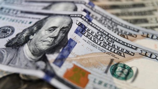 El dólar blue volvió a caer y cerró en $204 | Economía