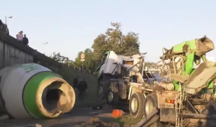 Un camión cayó desde un puente en Panamericana y cayó sobre el acoplado de otro: un muerto | Actualidad