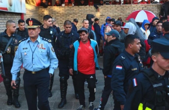 Expulsaron de Paraguay a 45 barras de Independiente por portación de drogas y armas | Deportes