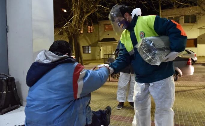"Operativo frío" en La Plata: Asisten a personas en situación de calle | Actualidad