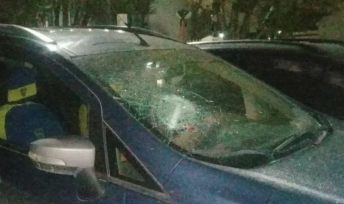 Furia al volante: chocaron, uno se bajó con un bate de béisbol y se rompieron los parabrisas | Actualidad
