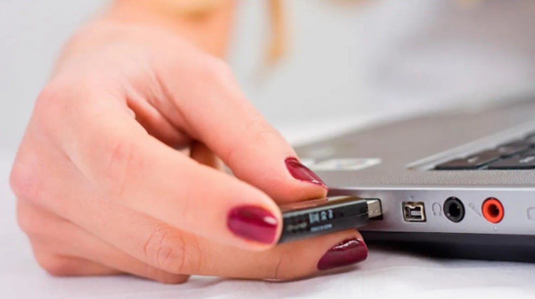 Mujer revisó un pendrive de su pareja y encontró imágenes del hombre abusando sexualmente de sus hijas | Actualidad