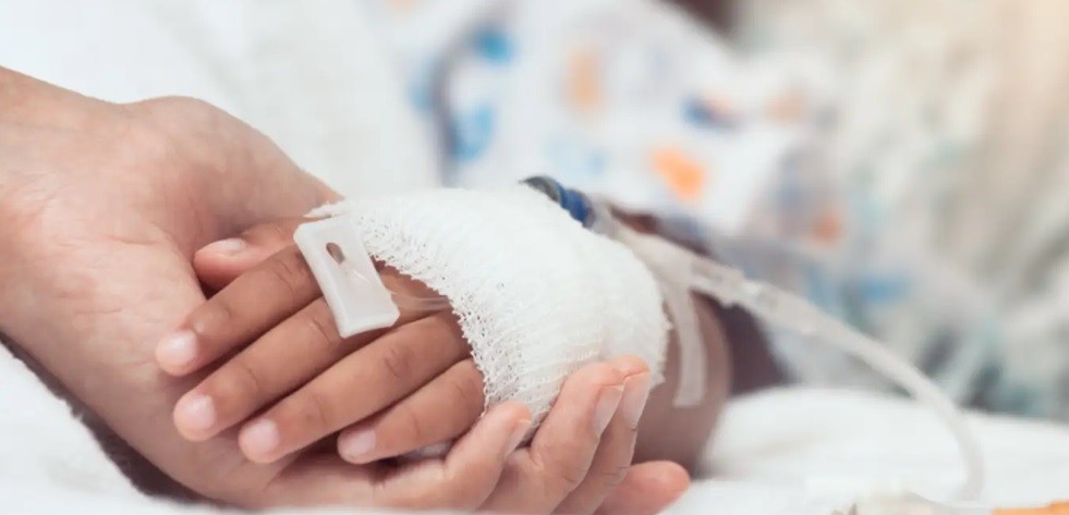 Esperan un hígado para el trasplante al nene que sufrió hepatitis aguda de origen desconocido | Actualidad