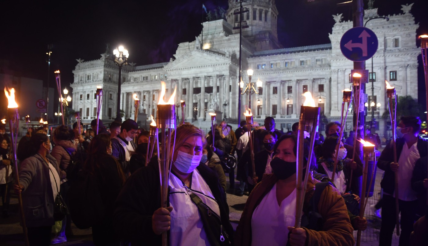 Marcha de antorchas de los enfermeros en reclamo de su "reconocimiento profesional" | Actualidad