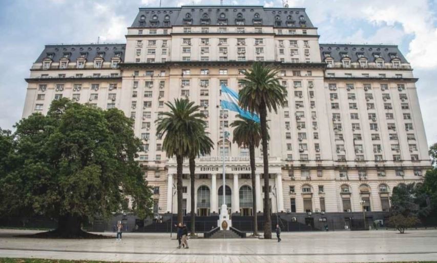 Allanaron el Ministerio de Defensa por el retraso en apelar un fallo que cedió tierras del Ejército a mapuches | Política