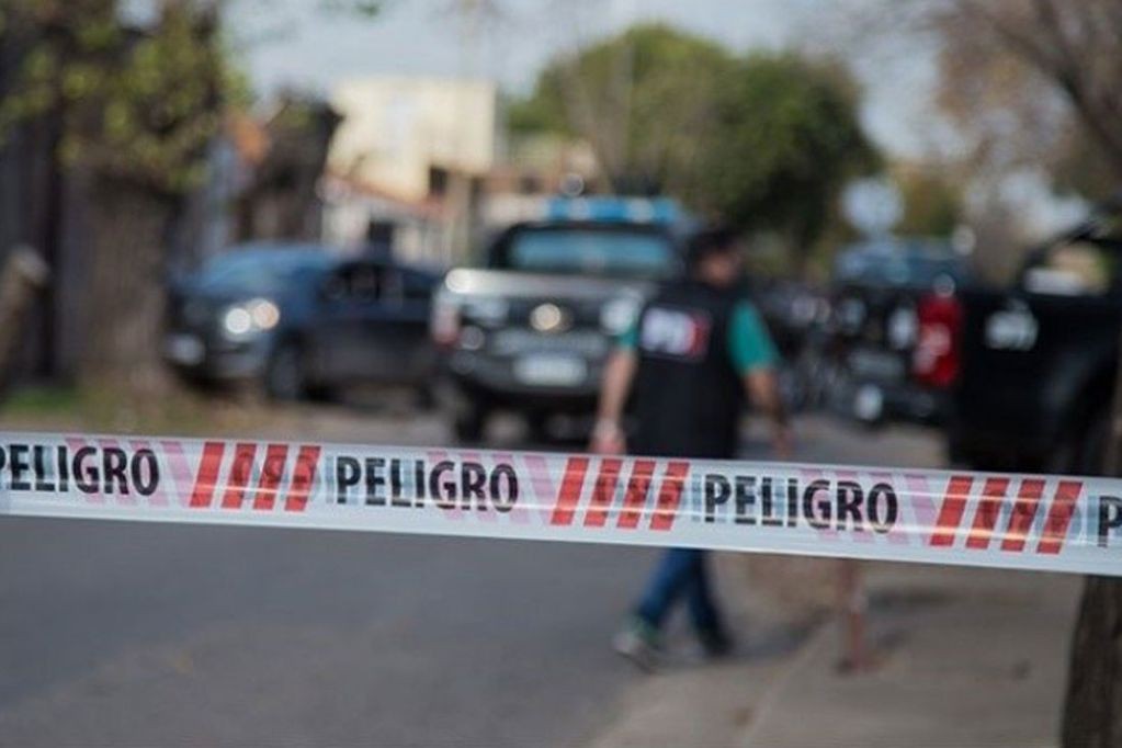 Vecinos sentían olor a podrido: lo hallaron asesinado a puñaladas en su casa | Actualidad