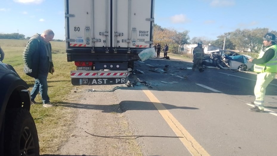 Chocó un auto contra un camión estacionado en la banquina: murió una familia completa | Actualidad