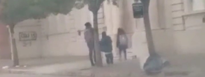 Video: una mamá llevó a sus hijos a la escuela el día del censo y se dio cuenta que estaba cerrada | Actualidad